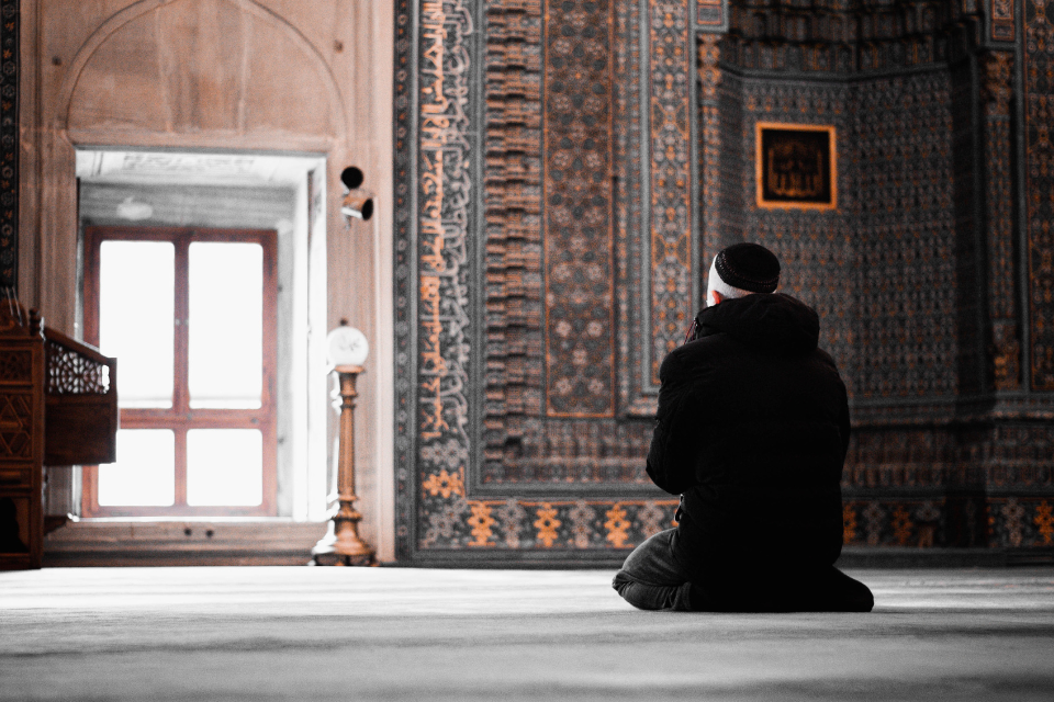 Bacaan Niat Sholat Subuh Sendiri dan Berjamaah di Masjid, Arab, Latin dan Artinya 