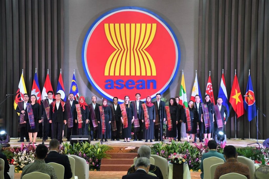 Contoh Kerja sama ASEAN di Bidang Sosial Budaya, Ekonomi, Pendidikan, dan Politik