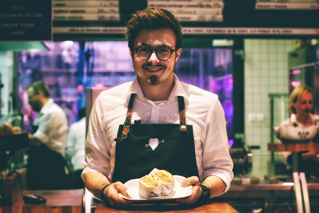 Contoh Surat Lamaran Kerja di Cafe dan Restoran sebagai Barista, Waiters, dan Kasir