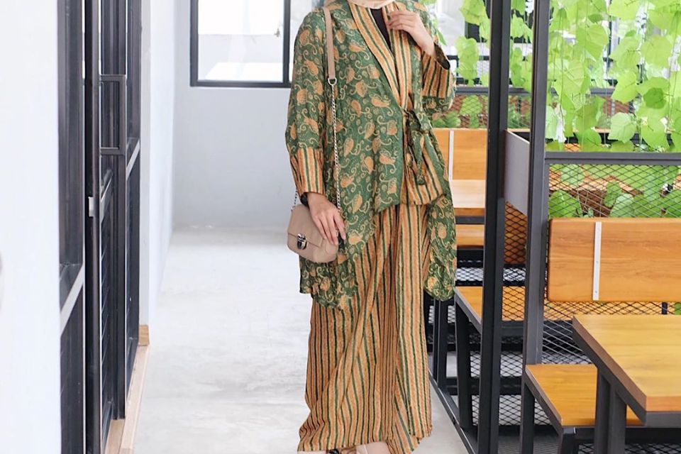 Outfit Kondangan Batik Wanita yang Simple dan Cantik 