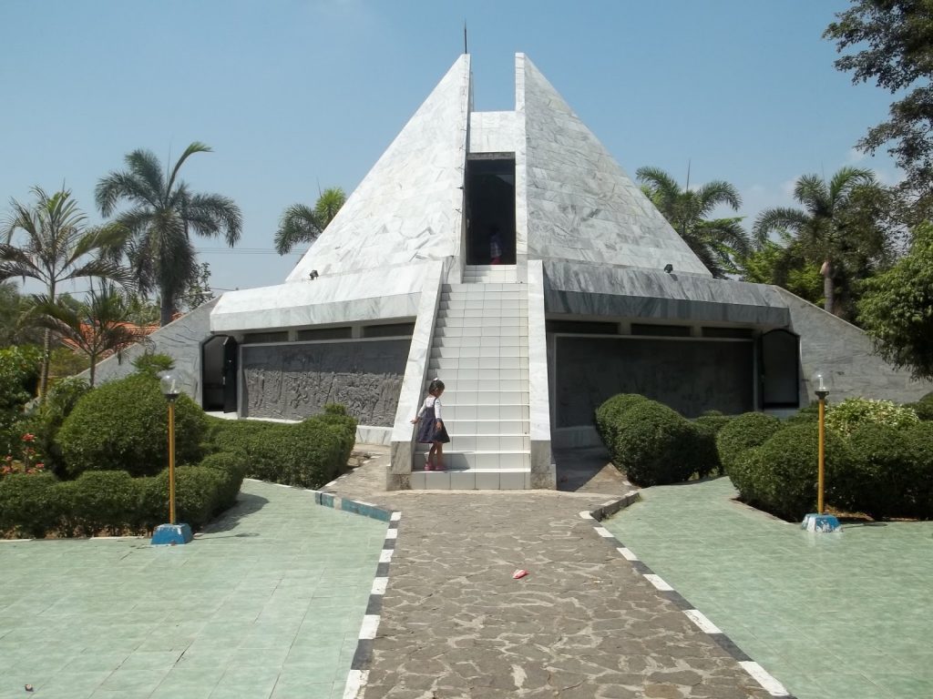 3. Monumen Rawa Gede