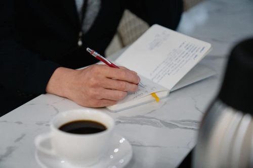 Contoh Kalimat Utama dan Kalimat Pengembang Beserta Perbedaan dan Fungsinya