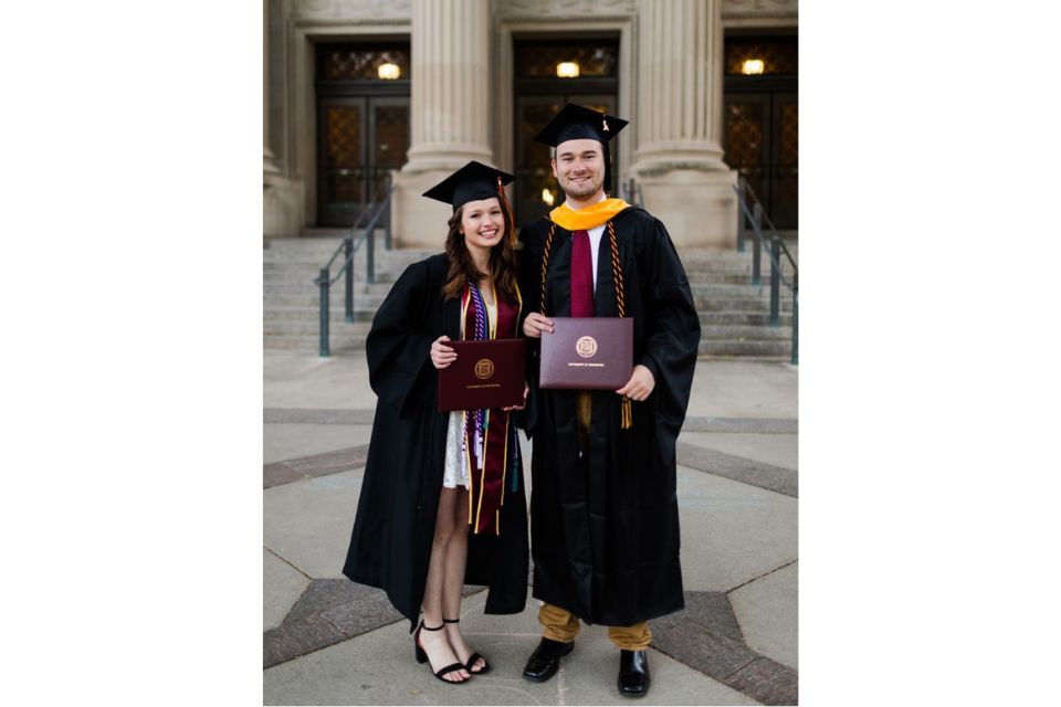 gaya foto wisuda bareng teman, sendiri dan pacar