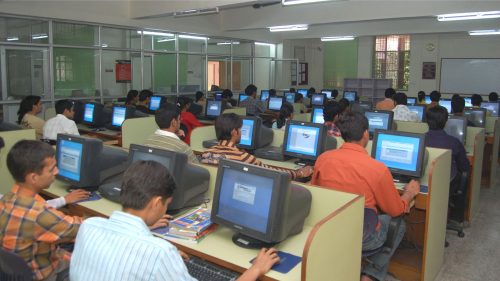 Media Transmisi yang Cocok untuk Jaringan Lokal Dalam Satu Ruangan Lab Komputer Adalah Kabel UTP