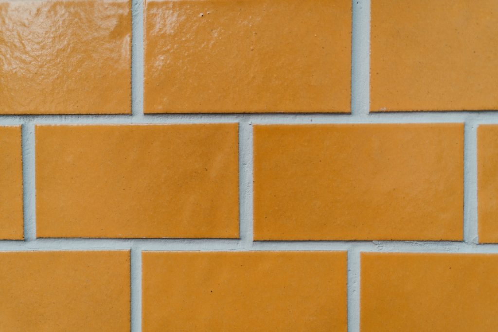 4. Keramik Dinding Teras Minimalis Kuning