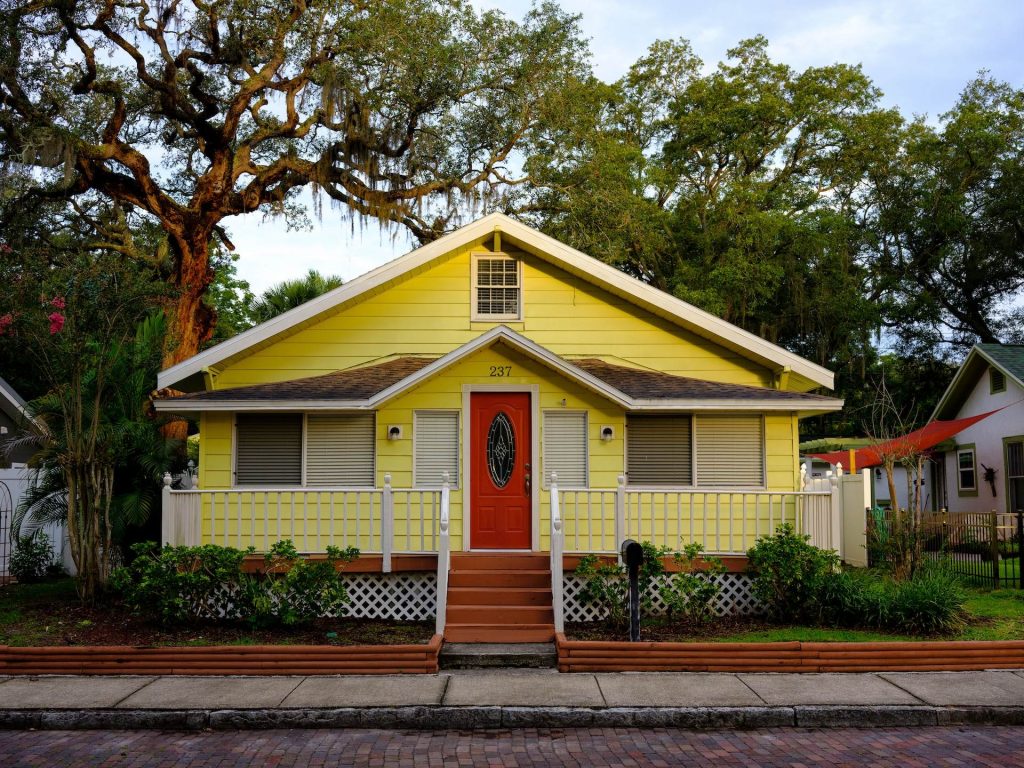 1. Cat Warna Kuning dan Putih dengan Pintu Kayu