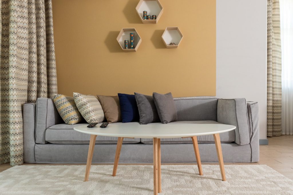 4. Cat Warna Kuning dengan Furnitur Abu-abu