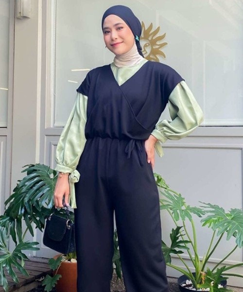 10 Inspirasi Outfit Hijab Datang ke Wisuda Teman yang Simple, Elegan dan Cantik