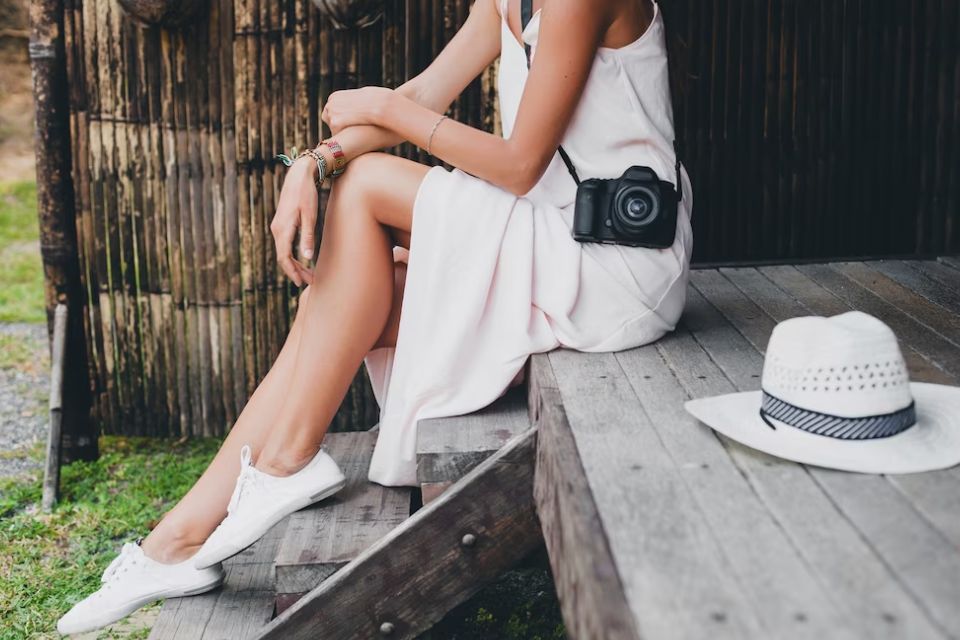 Outfit Sepatu Putih dengan Perpaduan Warna Celana dan Baju yang Keren