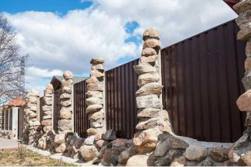 contoh pagar rumah dengan batu alam minimalis