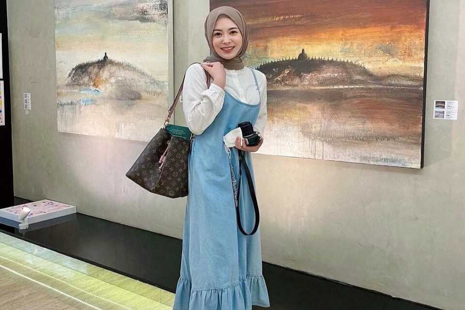 Baju Biru Cocok dengan Jilbab Warna Apa? Ini 10 Inspirasi Warna yang Bisa Dipadukan