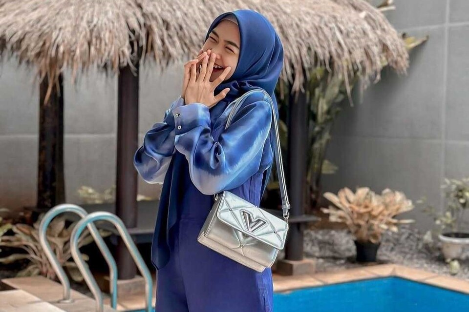 Baju Biru Cocok dengan Jilbab Warna Apa? Ini 10 Inspirasi Warna yang Bisa Dipadukan