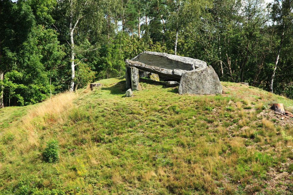 hasil budaya megalitikum kubur batu