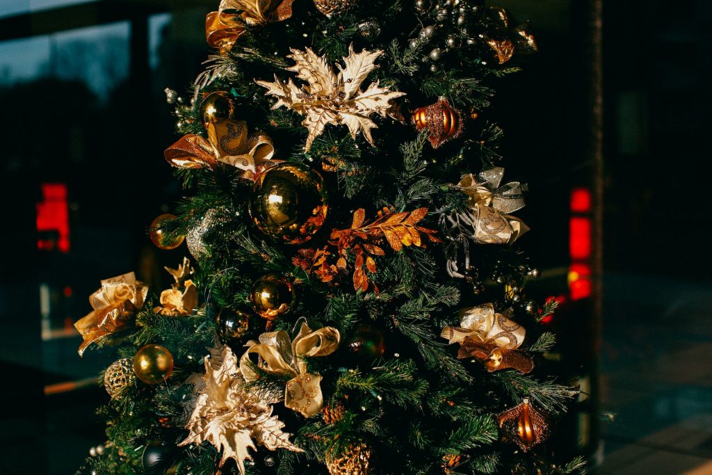 Ornamen Pohon Natal dan Kado Natal