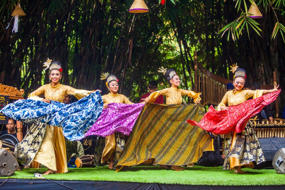 Nama Tarian Tradisional Jawa Barat beserta Gambar dan Penjelasannya