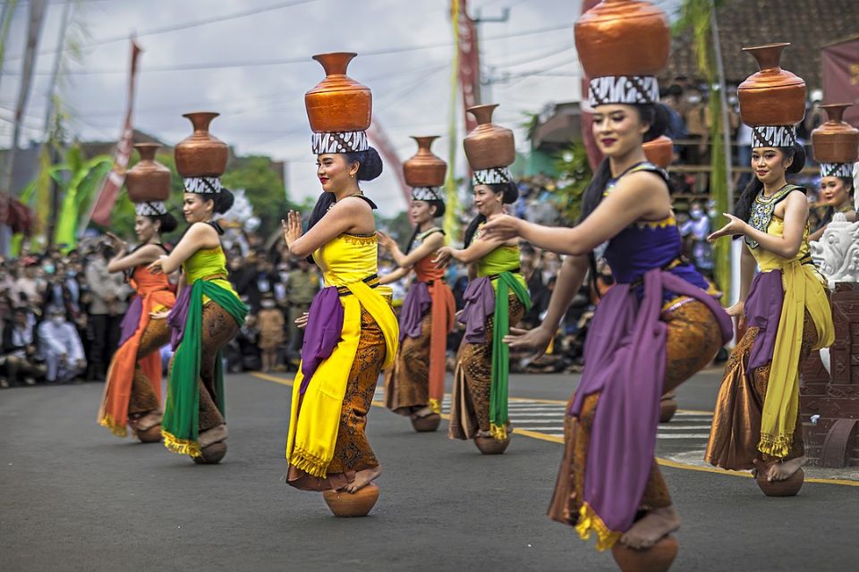 Nama Tarian Tradisional Jawa Barat beserta Gambar dan Penjelasannya 