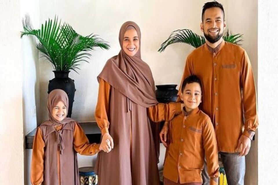 Model Baju Seragam Keluarga Untuk Lebaran 2024 yang Modern dan Simple