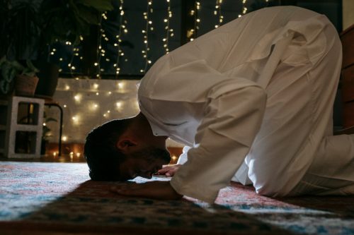 Tata Cara Sholat Lailatul Qadar 4 Rakaat Sendiri beserta Niat dan Bacaannya Lengkap
