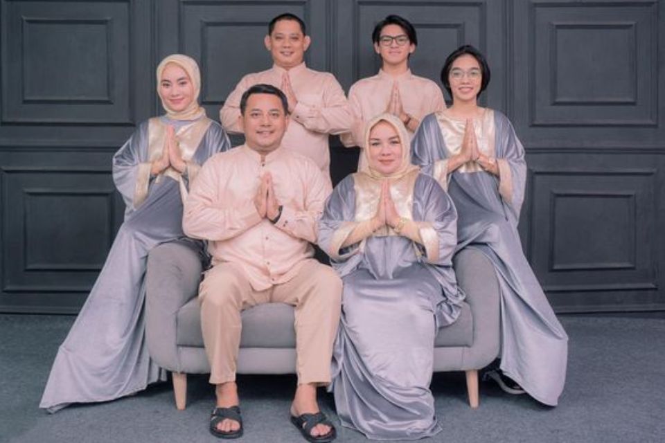 Contoh Foto Keluarga Pose Minal Aidzin