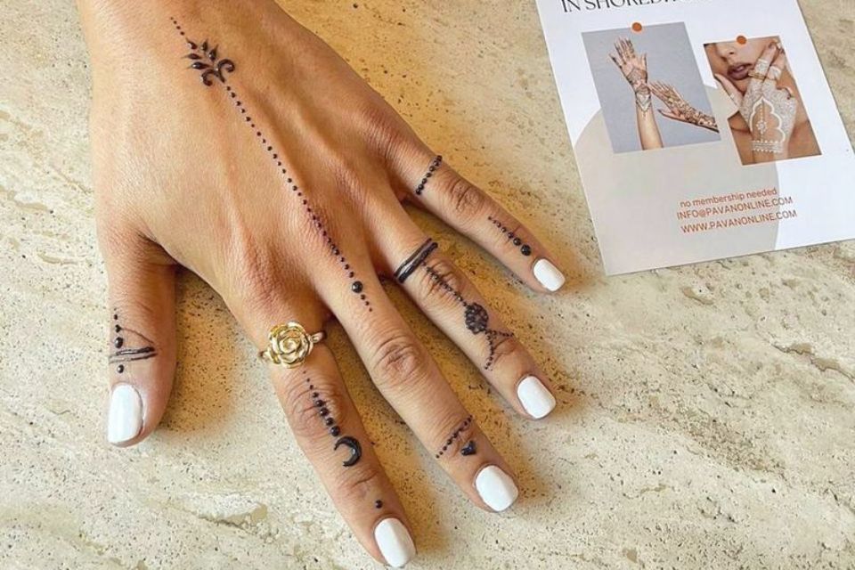 Contoh Gambar Henna Minimal Rings and Dots