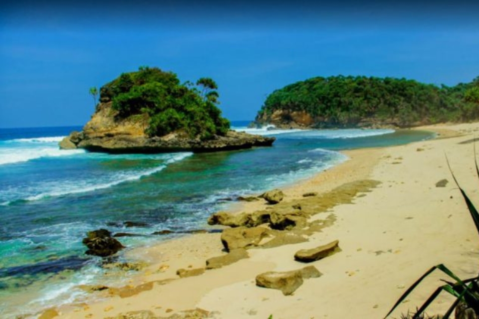 Pantai di Malang 10