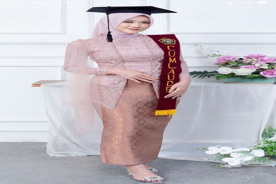 Warna Kebaya yang Cocok untuk Wisuda Bagus dan Elegan