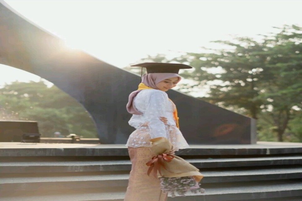 13 Warna Kebaya yang Cocok untuk Wisuda Bagus dan Elegan  