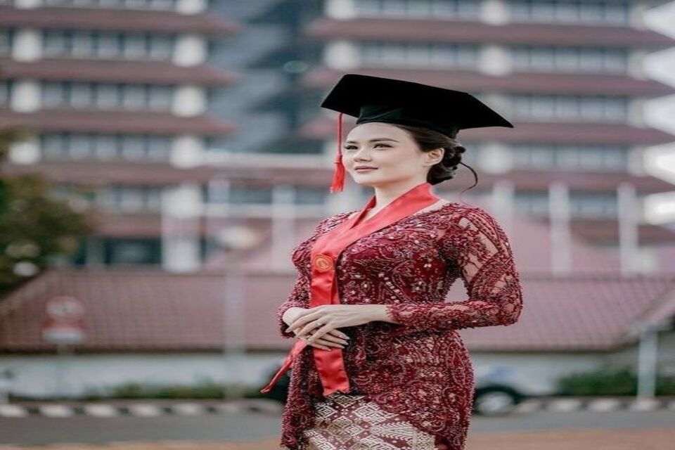 Warna Kebaya yang Cocok untuk Wisuda Bagus dan Elegan