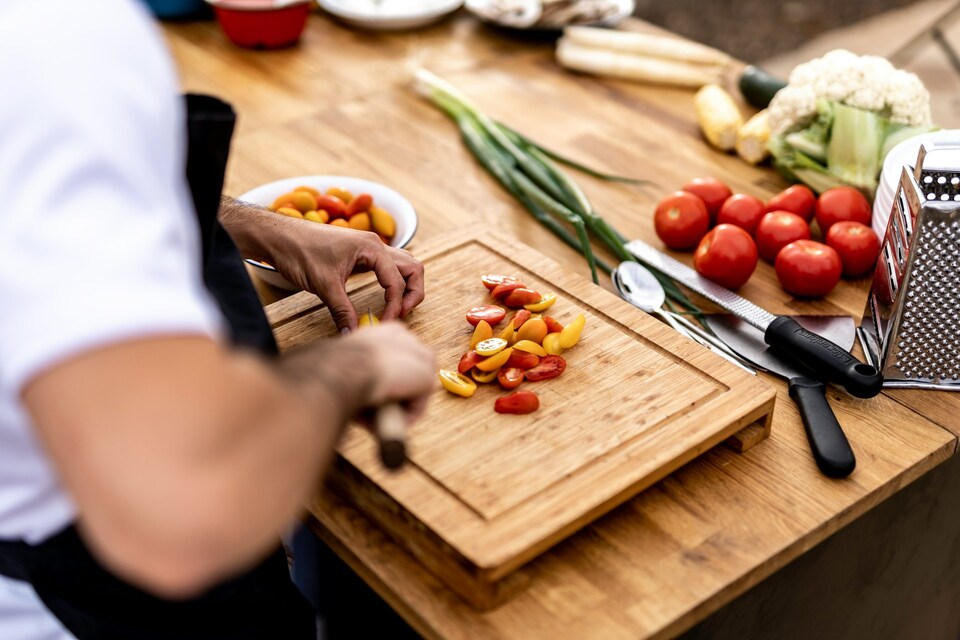 Mengenal Peran Cook Helper dalam Dapur Restoran