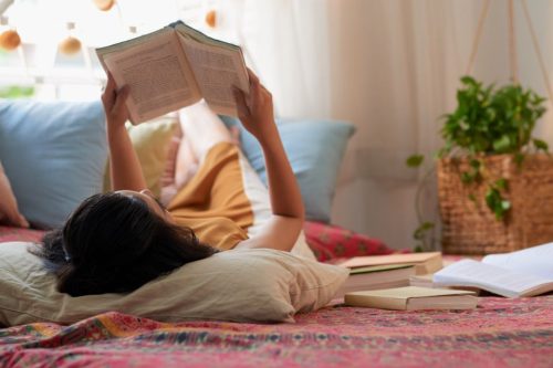 19 Contoh Majas dalam Karya Sastra Novel beserta Fungsinya