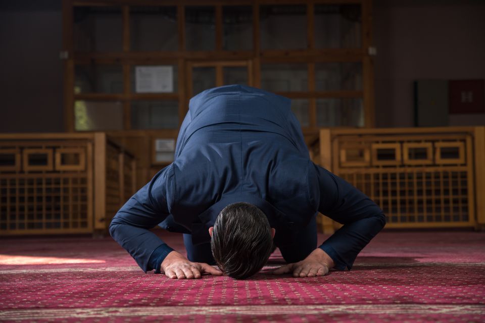 Bacaan Doa Sujud Tilawah dalam Islam beserta Cara Sujud, Niat, dan Artinya