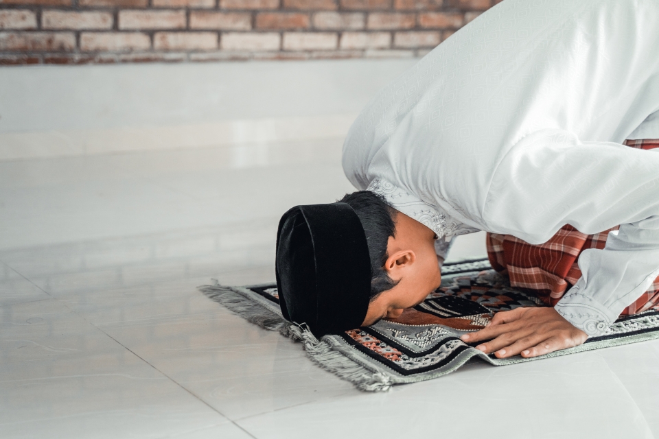 Niat Salat Jamak Taqdim Zuhur dan Asar beserta Tata Caranya yang Benar