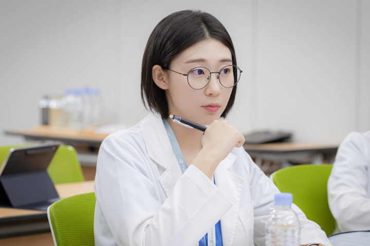 Profil Han Ye Ji Pemeran Kim Sa Bi di Resident Playbook, Pendatang Baru?