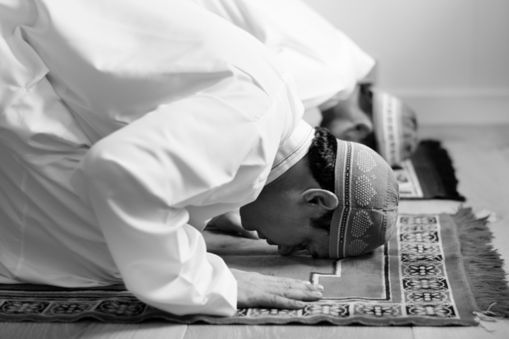 Apa Arti Mimpi Sholat Sendiri? Ini Maknanya Menurut Islam dan Primbon