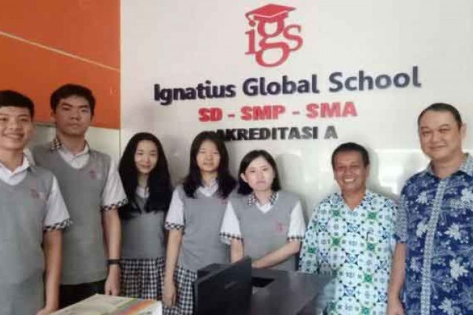 Sekolah SMA swasta dan negeri yang mendapatkan medali terbanyak di OSN 2025
