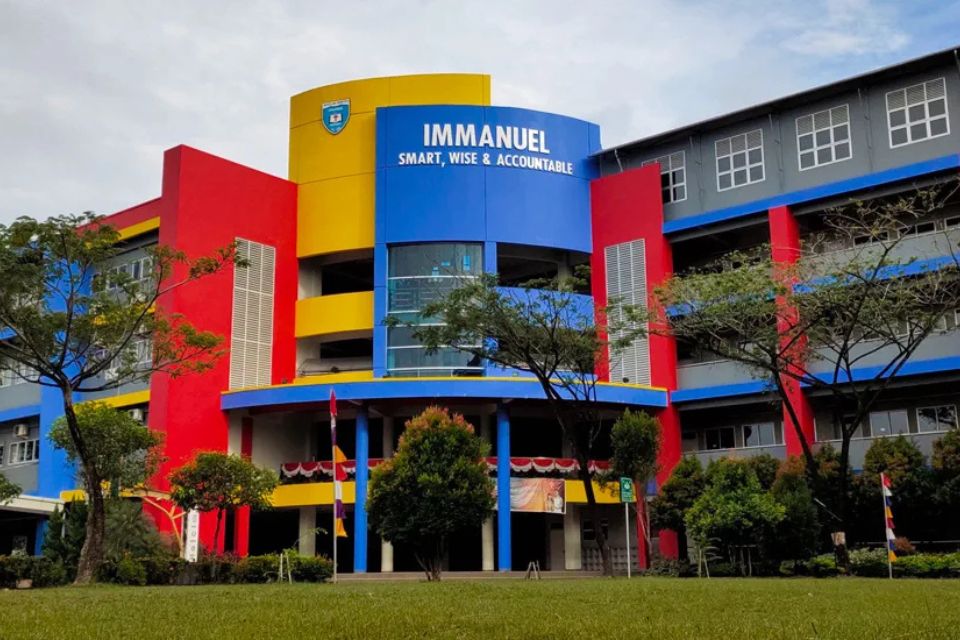 Sekolah SMA swasta dan negeri yang mendapatkan medali terbanyak di OSN 2025