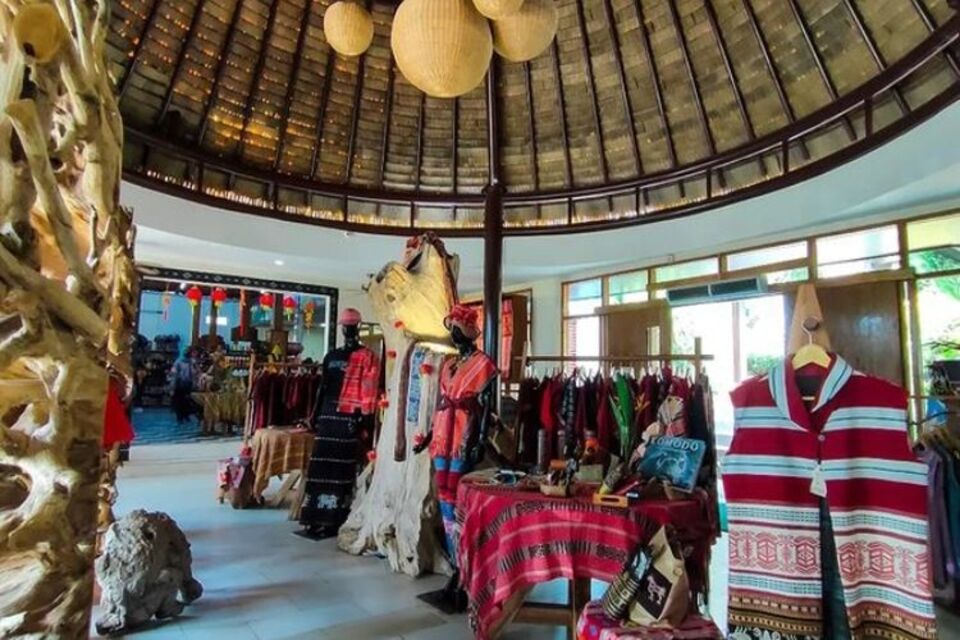 toko oleh oleh kaos labuan bajo