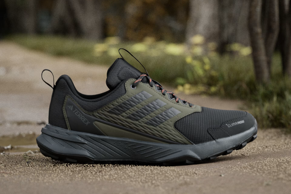 Cocok Saat Musim Hujan! 9 Merek Sepatu Anti Air yang Keren dan Stylish