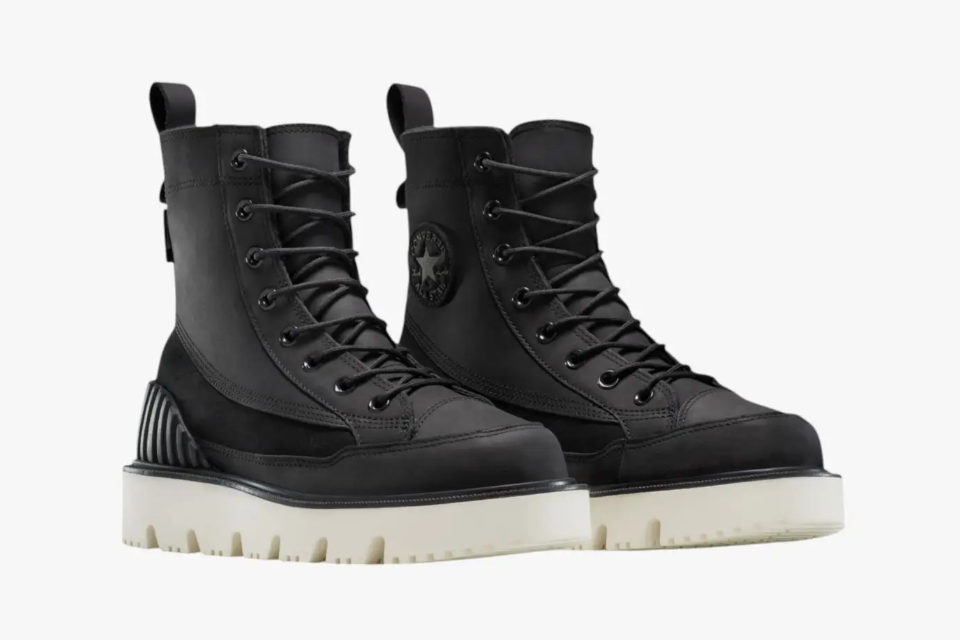 Cocok Saat Musim Hujan! 9 Merek Sepatu Anti Air yang Keren dan Stylish