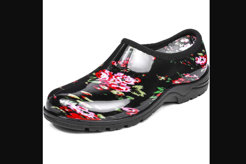 Cocok Saat Musim Hujan! 9 Merek Sepatu Anti Air yang Keren dan Stylish