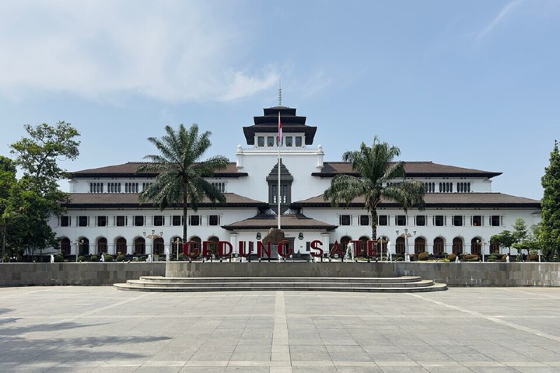 Gedung sate - wisata musim hujan di bandung