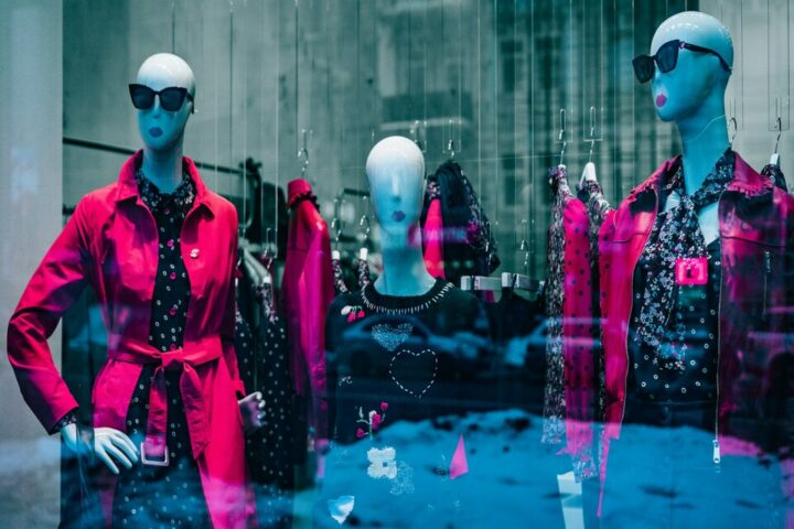 7 Model Outfit Baju Natal untuk Wanita 2025, Modern dan Elegan!