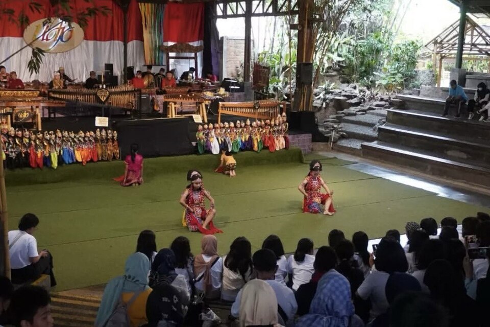 Saung Angklung Udjo - wisata musim hujan di bandung