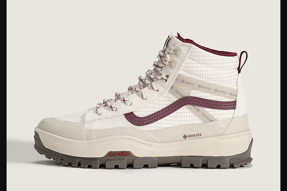 Cocok Saat Musim Hujan! 9 Merek Sepatu Anti Air yang Keren dan Stylish