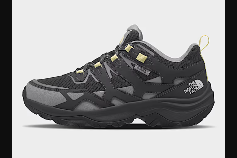 Cocok Saat Musim Hujan! 9 Merek Sepatu Anti Air yang Keren dan Stylish