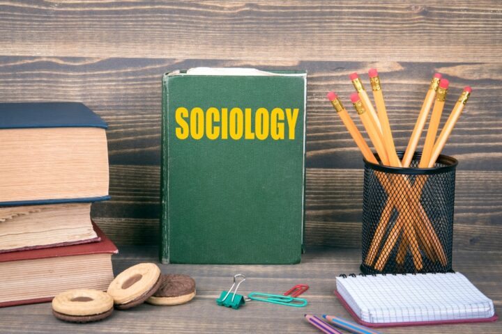 Jelaskan Ciri-Ciri Sosiologi sebagai Ilmu Pengetahuan dan Contohnya