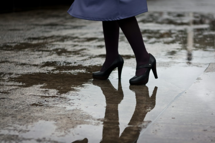 Cocok Saat Musim Hujan! 9 Merek Sepatu Anti Air yang Keren dan Stylish