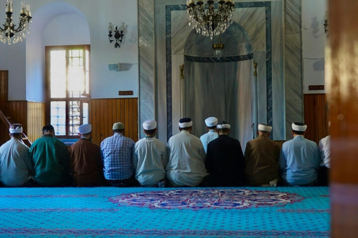 Mimpi Sholat Berjamaah di Masjid Menurut Islam dan Primbon, Artinya Apa?