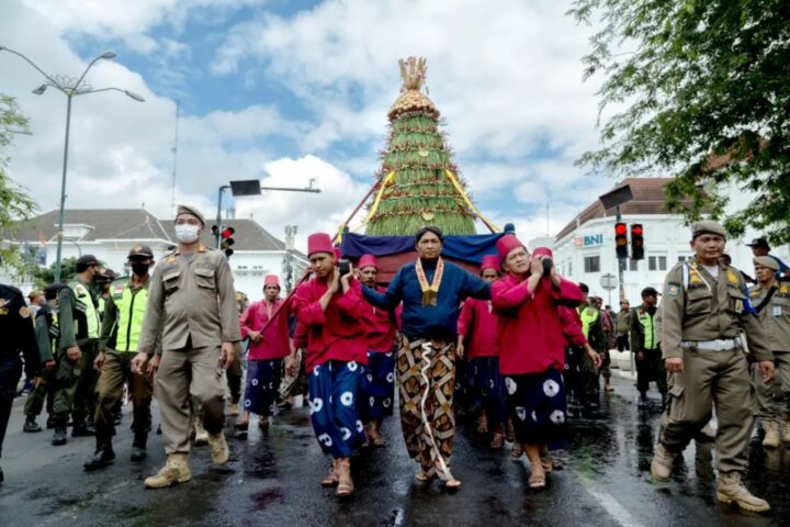 18 Tradisi Jawa Tengah yang Masih Ada hingga Sekarang dan Maknanya