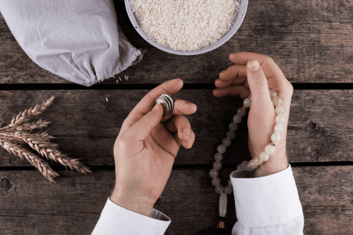 Bolehkah Bayar Zakat ke Keluarga Sendiri? Ini Penjelasan Hukum dan Syaratnya